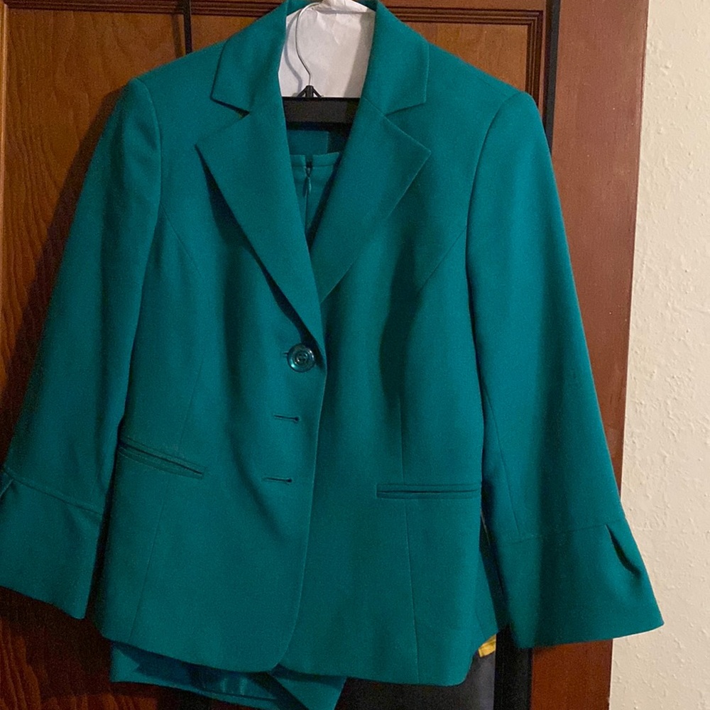 Le suit suit size 4 with pockets